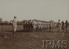 1918, Stanica Paszkowska, Kubań, Rosja
4 Dywizja Strzelców Polskich, sformowana m.in. z żołnierzy II Brygady Legionów. Przegląd batalionu kpt. Stanisława Siczka przez gen. Lucjana Żeligowskiego.
Fot. kpt. Stanisław Siczek – dowódca kompanii CKM, Instytut Polski im. Gen. Sikorskiego w Londynie [ALBUM LEGIONÓW nr 20003 – 2 pułku piechoty Legionów Polskich]