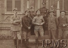1918, Stanica Paszkowska, Kubań, Rosja
4 Dywizja Strzelców Polskich, sformowana m.in. z żołnierzy II Brygady Legionów. Na Kubaniu w stanicy Paszkowskiej, stoją od prawej: mjr Juliusz Zulauf, mjr Franciszek (?) Sikorski, płk. Michał Rola-Żymierski, mjr Stanisław Kruk-Schuster, kpt. Garda. Od lewej: por. Rawicz-Heilmann, kpt. Kański.
Fot. kpt. Stanisław Siczek – dowódca kompanii CKM, Instytut Polski im. Gen. Sikorskiego w Londynie [ALBUM LEGIONÓW nr 20003 – 2 pułku piechoty Legionów Polskich]
