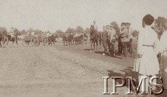 1918, Stanica Paszkowska, Kubań, Rosja
4 Dywizja Strzelców Polskich, sformowana m.in. z żołnierzy II Brygady Legionów. Defilada przed gen. Antonem Denikinem (stoi, zaznaczony krzyżykiem).
Fot. kpt. Stanisław Siczek – dowódca kompanii CKM, Instytut Polski im. Gen. Sikorskiego w Londynie [ALBUM LEGIONÓW nr 20003 – 2 pułku piechoty Legionów Polskich]