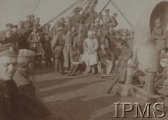 1918, Morze Czarne, Rosja
4 Dywizja Strzelców Polskich, sformowana m.in. z żołnierzy II Brygady Legionów. Oficerowie i żołnierze II Brygady na okręcie „Saratow” w drodze do Odessy przez Morze Czarne. W białym kożuchu ppłk Michał Rola-Żymierski.
Fot. kpt. Stanisław Siczek – dowódca kompanii CKM, Instytut Polski im. Gen. Sikorskiego w Londynie [ALBUM LEGIONÓW nr 20003 – 2 pułku piechoty Legionów Polskich]