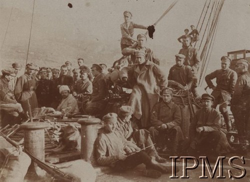 1918, Morze Czarne, Rosja
4 Dywizja Strzelców Polskich, sformowana m.in. z żołnierzy II Brygady Legionów. Oficerowie i żołnierze II Brygady na okręcie „Saratow” w drodze do Odessy przez Morze Czarne, w białym kożuchu ppłk Michał Rola-Żymierski. W tle Góry Krymskie.
Fot. kpt. Stanisław Siczek – dowódca kompanii CKM, Instytut Polski im. Gen. Sikorskiego w Londynie [ALBUM LEGIONÓW nr 20003 – 2 pułku piechoty Legionów Polskich]