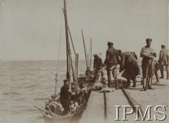 1919, Ukraina.
Transport chleba z Akermanu do wsi Kassa w Bessarabii, łodzie przy nabrzeżu.
Fot. kpt. Stanisław Siczek – dowódca kompanii CKM, Instytut Polski im. Gen. Sikorskiego w Londynie [ALBUM LEGIONÓW nr 20003 – 2 pułku piechoty Legionów Polskich]
