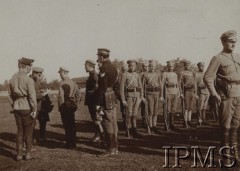 1919, Odessa (okolice), Rosja.
Przegląd batalionu kpt. Stanisława Siczka przez gen. Lucjana Żeligowskiego.
Fot. NN, Instytut Polski im. Gen. Sikorskiego w Londynie [ALBUM LEGIONÓW nr 20003 – 2 pułku piechoty Legionów Polskich]
