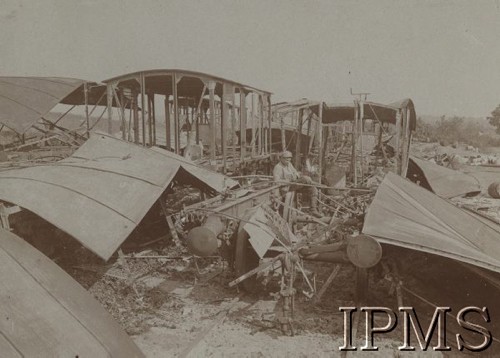 1919, Germakówka, pow. Borszczów, woj. tarnopolskie, Polska.
Wagony kolejowe spalone przez Ukrainców podczas odwrotu nad Zbrucz.
Fot. kpt. Stanisław Siczek – dowódca kompanii CKM, Instytut Polski im. Gen. Sikorskiego w Londynie [ALBUM LEGIONÓW nr 20003 – 2 pułku piechoty Legionów Polskich]

