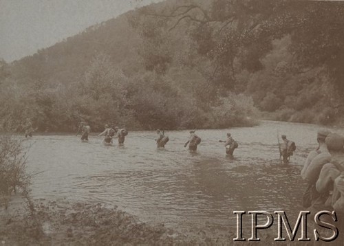 1919, rzeka Strypa, woj. tarnopolskie, Polska.
„Ofensywa ukraińska” – przeprawa żołnierzy Legionów przez rzekę Strypę.
Fot. kpt. Stanisław Siczek – dowódca kompanii CKM, Instytut Polski im. Gen. Sikorskiego w Londynie [ALBUM LEGIONÓW nr 20003 – 2 pułku piechoty Legionów Polskich]