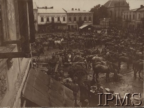 1919, Kołomyja, woj. stanisławowskie, Polska.
Żołnierze z oddziałów gen. Lucjana Żeligowskiego odpoczywający na rynku miasteczka.
Fot. kpt. Stanisław Siczek - dowódca kompanii CKM, Instytut Polski im. Gen. Sikorskiego w Londynie [ALBUM LEGIONÓW nr 20003 - 2 pułku piechoty Legionów Polskich]
