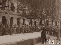 1919, Kołomyja, woj. stanisławowskie, Polska.
Święta Wielkanocne w koszarach, na pierwszym planie ksiądz katolicki święcący pokarmy.
Fot. kpt. Stanisław Siczek - dowódca kompanii CKM, Instytut Polski im. Gen. Sikorskiego w Londynie [ALBUM LEGIONÓW nr 20003 - 2 pułku piechoty Legionów Polskich]
