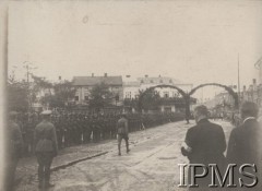 1919, Kołomyja, woj. stanisławowskie, Polska.
Przybycie Wojska Polskiego a odejście rumuńskiego - uroczystości na rynku miasteczka.
Fot. kpt. Stanisław Siczek - dowódca kompanii CKM, Instytut Polski im. Gen. Sikorskiego w Londynie [ALBUM LEGIONÓW nr 20003 - 2 pułku piechoty Legionów Polskich]
