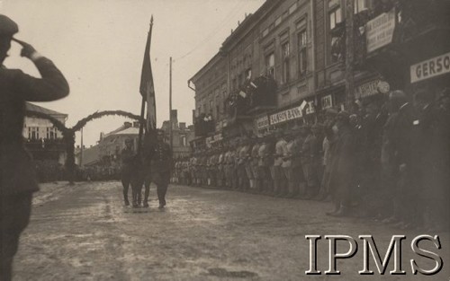 1919, Kołomyja, woj. stanisławowskie, Polska.
Przybycie Wojska Polskiego a odejście rumuńskiego - uroczystości na rynku miasteczka, dwaj żołnierze ze sztandarem.
Fot. kpt. Stanisław Siczek - dowódca kompanii CKM, Instytut Polski im. Gen. Sikorskiego w Londynie [ALBUM LEGIONÓW nr 20003 - 2 pułku piechoty Legionów Polskich]