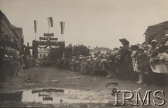 1919, Kołomyja, woj. stanisławowskie, Polska.
Przybycie Wojska Polskiego i odejście rumuńskiego - uroczystości na rynku miasteczka, w tle brama triumfalna.
Fot. kpt. Stanisław Siczek - dowódca kompanii CKM, Instytut Polski im. Gen. Sikorskiego w Londynie [ALBUM LEGIONÓW nr 20003 - 2 pułku piechoty Legionów Polskich]