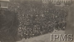 1919, Kołomyja, woj. stanisławowskie, Polska.
Przybycie Wojska Polskiego i odejście rumuńskiego - uroczystości na rynku miasteczka. Przemówienie ppłk Rychlińskiego do mieszkańców.
Fot. kpt. Stanisław Siczek - dowódca kompanii CKM, Instytut Polski im. Gen. Sikorskiego w Londynie [ALBUM LEGIONÓW nr 20003 - 2 pułku piechoty Legionów Polskich]