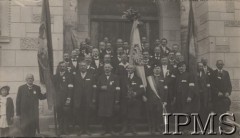 1919, Kołomyja, woj. stanisławowskie, Polska.
Członkowie Stowarzyszenia Rękodzielników i Przemysłowców „Gwiazda” w Kołomyi przed swoją siedzibą, z prezesem Wimmerem w środku.
Fot. kpt. Stanisław Siczek – dowódca kompanii CKM, Instytut Polski im. Gen. Sikorskiego w Londynie [ALBUM LEGIONÓW nr 20003 – 2 pułku piechoty Legionów Polskich]