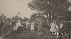 1919, Kołomyja, woj. stanisławowskie, Polska.
Zabawa ludowa w parku „Sokoła” w dniu wkroczenia Wojska Polskiego, w tle mężczyzna wdrapujący się na namydlony słup, na szczycie którego umieszczono nagrodę.
Fot. kpt. Stanisław Siczek – dowódca kompanii CKM, Instytut Polski im. Gen. Sikorskiego w Londynie [ALBUM LEGIONÓW nr 20003 – 2 pułku piechoty Legionów Polskich]