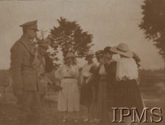Wrzesień 1919, Dolina, woj. stanisławowskie, Polska.
Odjazd batalionu kpt. Stanisława Siczka z miasta Dolina do Kołomyi. Pożegnanie przez mieszkańców na dworcu kolejowym.
Fot. kpt. Stanisław Siczek – dowódca kompanii CKM, Instytut Polski im. Gen. Sikorskiego w Londynie [ALBUM LEGIONÓW nr 20003 – 2 pułku piechoty Legionów Polskich]
