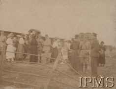 Wrzesień 1919, Dolina, woj. stanisławowskie, Polska.
Odjazd batalionu kpt. Stanisława Siczka z miasta Dolina do Kołomyi. Pożegnanie przez mieszkańców na dworcu kolejowym.
Fot. kpt. Stanisław Siczek – dowódca kompanii CKM, Instytut Polski im. Gen. Sikorskiego w Londynie [ALBUM LEGIONÓW nr 20003 – 2 pułku piechoty Legionów Polskich]