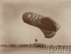 1924, Toruń Podgórz, Polska.
Lotnisko polowe 4 Pułk Lotniczego i 1 Batalionu Balonowego. Wzlot balonu obserwacyjnego „Caquot R”.
Fot. NN, Instytut Polski im. Gen. Sikorskiego w Londynie [Album mjra Modrany]