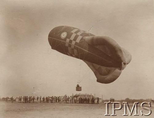 1924, Toruń Podgórz, Polska.
Lotnisko polowe 4 Pułk Lotniczego i 1 Batalionu Balonowego. Wzlot balonu obserwacyjnego „Caquot R”.
Fot. NN, Instytut Polski im. Gen. Sikorskiego w Londynie [Album mjra Modrany]