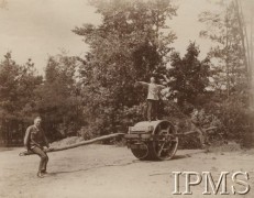 1924, Toruń Podgórz, Polska.
Lotnisko polowe 4 Pułku lotniczego i 1 Batalionu Balonowego. Żołnierze w dniu wolnym od służby. Podpis oryginalny: 