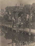 1924, Toruń Podgórz, Polska.
Żołnierze 4 Pułku Lotniczego i 1 Batalionu Balonowego na pływalni garnizonowej.
Fot. NN, Instytut Polski im. Gen. Sikorskiego w Londynie [Album mjra Modrany]