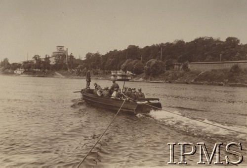 1926, Twierdza Modlin, Polska.
Żołnierze w łodzi podczas kursu taktycznego, pokaz saperski. W tle fragment Twierdzy Modlin.
Fot. NN, Instytut Polski im. Gen. Sikorskiego w Londynie [Album mjra Modrany]