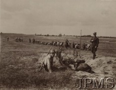 1926, Rembertów, Polska.
Kompania ciężkich karabinów maszynowych - ogień pośredni 12 ckm.
Fot. NN, Instytut Polski im. Gen. Sikorskiego w Londynie [Album mjra Modrany]