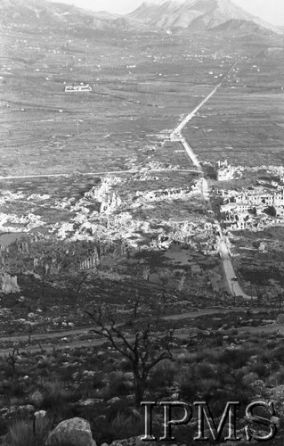 Maj 1944, okolice Cassino, Włochy.
Bitwa pod Monte Cassino, widok zniszczonego miasteczka.
Fot. S. Gliwa, Instytut Polski im. Gen. Sikorskiego w Londynie [album negatywowy]

