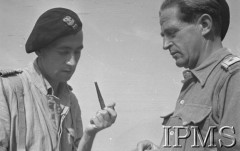 Maj 1944, Cassino, Włochy.
Bitwa pod Monte Cassino, dwaj żołnierze 2 Korpusu.
Fot. T. Szumański, Instytut Polski im. Gen. Sikorskiego w Londynie [album negatywowy nr 105]

