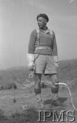 Maj 1944, Cassino, Włochy.
Bitwa pod Monte Cassino, żołnierz 2 Korpusu trzymający w ręku gogle.
Fot. T. Szumański, Instytut Polski im. Gen. Sikorskiego w Londynie [album negatywowy nr 105]

