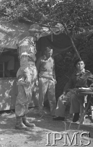 Maj 1944, Cassino, Włochy.
Bitwa pod Monte Cassino, motocyklista składający meldunek.
Fot. T. Szumański, Instytut Polski im. Gen. Sikorskiego w Londynie [album negatywowy nr 105]

