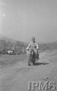 Maj 1944, Cassino, Włochy.
Bitwa pod Monte Cassino, motocyklista na drodze.
Fot. T. Szumański, Instytut Polski im. Gen. Sikorskiego w Londynie [album negatywowy nr 105]

