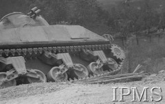 Maj 1944, Cassino, Włochy.
Bitwa pod Monte Cassino, przechylony czołg, który zjechał z drogi.
Fot. T. Szumański, Instytut Polski im. Gen. Sikorskiego w Londynie [album negatywowy nr 105]

