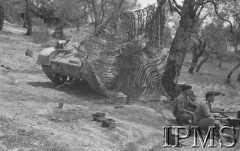 Maj 1944, Cassino, Włochy.
Bitwa pod Monte Cassino, czołgiści siedzący obok czołgu przykrytego siatką maskującą.
Fot. T. Szumański, Instytut Polski im. Gen. Sikorskiego w Londynie [album negatywowy nr 105]

