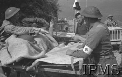 Maj 1944, Cassino, Włochy.
Bitwa pod Monte Cassino, samochody z rannymi żołnierzami na górskiej drodze.
Fot. T. Szumański, Instytut Polski im. Gen. Sikorskiego w Londynie [album negatywowy nr 105]

