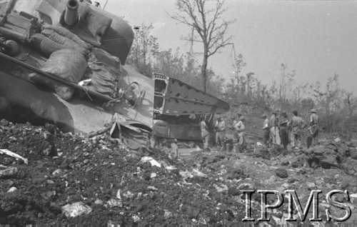Maj 1944, Cassino, Włochy.
Bitwa pod Monte Cassino, żołnierze 2 Korpusu, na pierwszym planie czołg.
Fot. T. Szumański, Instytut Polski im. Gen. Sikorskiego w Londynie [album negatywowy nr 105]


