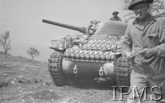 Maj 1944, Cassino, Włochy.
Bitwa pod Monte Cassino, czołg jadący drogą, na pierwszym planie żołnierz 2 Korpusu z papierosem. 
Fot. T. Szumański, Instytut Polski im. Gen. Sikorskiego w Londynie [album negatywowy nr 105]

