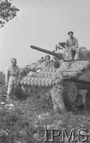 Maj 1944, Cassino, Włochy.
Bitwa pod Monte Cassino, załoga czołgu.
Fot. T. Szumański, Instytut Polski im. Gen. Sikorskiego w Londynie [album negatywowy nr 105]

