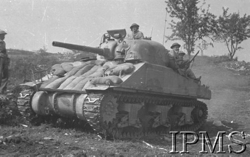 Maj 1944, Cassino, Włochy.
Bitwa pod Monte Cassino, czołg jadący drogą.
Fot. T. Szumański, Instytut Polski im. Gen. Sikorskiego w Londynie [album negatywowy nr 105]


