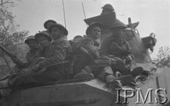 Maj 1944, Cassino, Włochy.
Bitwa pod Monte Cassino, żołnierze piechoty 2 Korpusu siedzący na czołgu. 
Fot. T. Szumański, Instytut Polski im. Gen. Sikorskiego w Londynie [album negatywowy nr 105]

