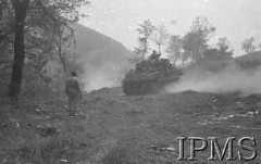 Maj 1944, Cassino, Włochy.
Bitwa pod Monte Cassino, czołgi jadące pod górę.
Fot. T. Szumański, Instytut Polski im. Gen. Sikorskiego w Londynie [album negatywowy nr 105]


