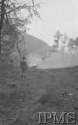 Maj 1944, Cassino, Włochy.
Bitwa pod Monte Cassino, czołg jadący drogą.
Fot. T. Szumański, Instytut Polski im. Gen. Sikorskiego w Londynie [album negatywowy nr 105]

