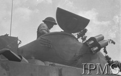 Maj 1944, Cassino, Włochy.
Bitwa pod Monte Cassino, czołgista we włazie czołgu.
Fot. T. Szumański, Instytut Polski im. Gen. Sikorskiego w Londynie [album negatywowy nr 105]

