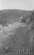 Maj 1944, Cassino, Włochy.
Bitwa pod Monte Cassino, samochód z sanitariuszami jadący górską drogą.
Fot. T. Szumański, Instytut Polski im. Gen. Sikorskiego w Londynie [album negatywowy nr 105]

