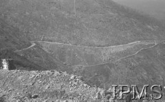 Maj 1944, Cassino, Włochy.
Bitwa pod Monte Cassino, droga na stoku góry.
Fot. T. Szumański, Instytut Polski im. Gen. Sikorskiego w Londynie [album negatywowy nr 105]

