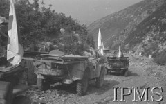 Maj 1944, Cassino, Włochy.
Bitwa pod Monte Cassino, samochody sanitariuszy stojące na górskiej drodze.
Fot. T. Szumański, Instytut Polski im. Gen. Sikorskiego w Londynie [album negatywowy nr 105]

