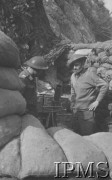 Maj 1944, Cassino, Włochy.
Bitwa pod Monte Cassino, dwaj żołnierze 2 Korpusu, stojący obok moździerza na stanowisku artyleryjskim, osłoniętym workami z piaskiem.
Fot. T. Szumański, Instytut Polski im. Gen. Sikorskiego w Londynie [album negatywowy nr 105]

