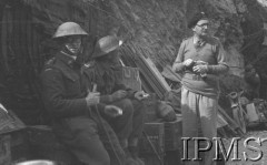 Maj 1944, Cassino, Włochy.
Bitwa pod Monte Cassino, trzej oficerowie 2 Korpusu.
Fot. T. Szumański, Instytut Polski im. Gen. Sikorskiego w Londynie [album negatywowy nr 105]

