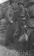 Maj 1944, Cassino, Włochy.
Bitwa pod Monte Cassino, żołnierze 2 Korpusu stojący na górskiej drodze. 
Fot. T. Szumański, Instytut Polski im. Gen. Sikorskiego w Londynie [album negatywowy nr 105]

