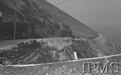 Maj 1944, Cassino, Włochy.
Bitwa pod Monte Cassino, posterunek żołnierzy 2 Korpusu na górskiej drodze. 
Fot. T. Szumański, Instytut Polski im. Gen. Sikorskiego w Londynie [album negatywowy nr 105]

