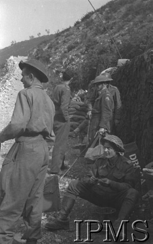 Maj 1944, Cassino, Włochy.
Bitwa pod Monte Cassino, posterunek żołnierzy 2 Korpusu na górskiej drodze. 
Fot. T. Szumański, Instytut Polski im. Gen. Sikorskiego w Londynie [album negatywowy nr 105]

