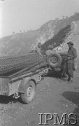 Maj 1944, Cassino, Włochy.
Bitwa pod Monte Cassino, samochód wiozący drucianą siatkę. 
Fot. T. Szumański, Instytut Polski im. Gen. Sikorskiego w Londynie [album negatywowy nr 105]

